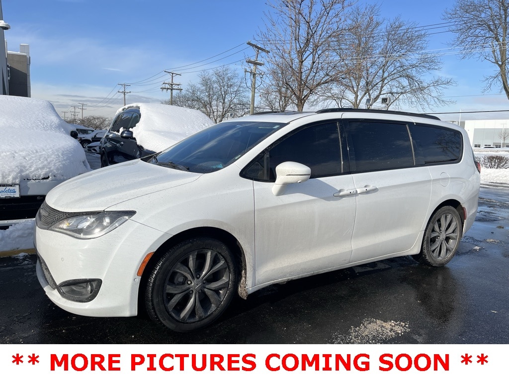 2020 Chrysler Pacifica Limited's photo