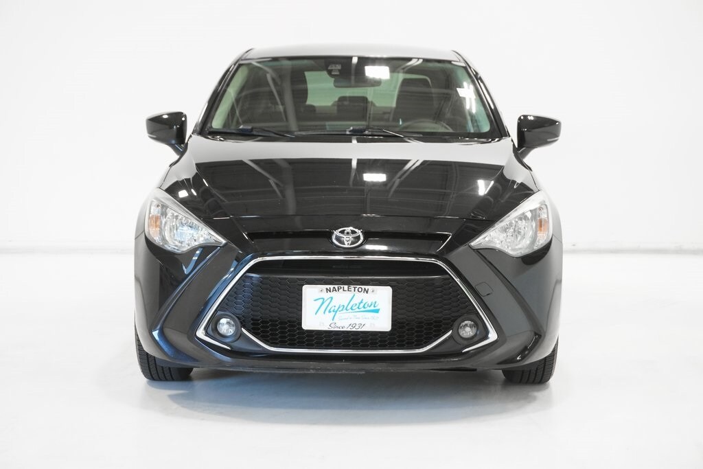 2019 Toyota Yaris LE photo 2