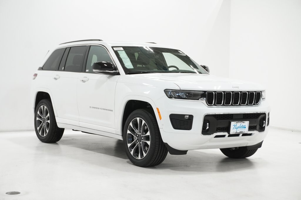 2025 Jeep Grand Cherokee Overland photo 3