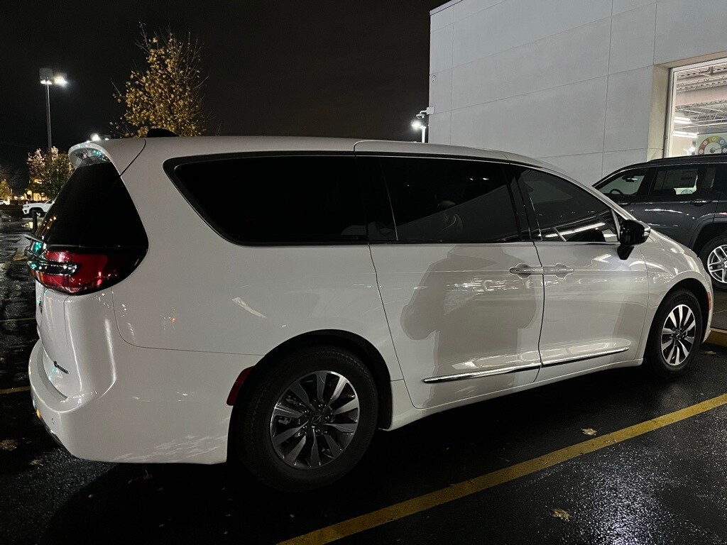 2023 Chrysler Pacifica Hybrid Limited photo 3