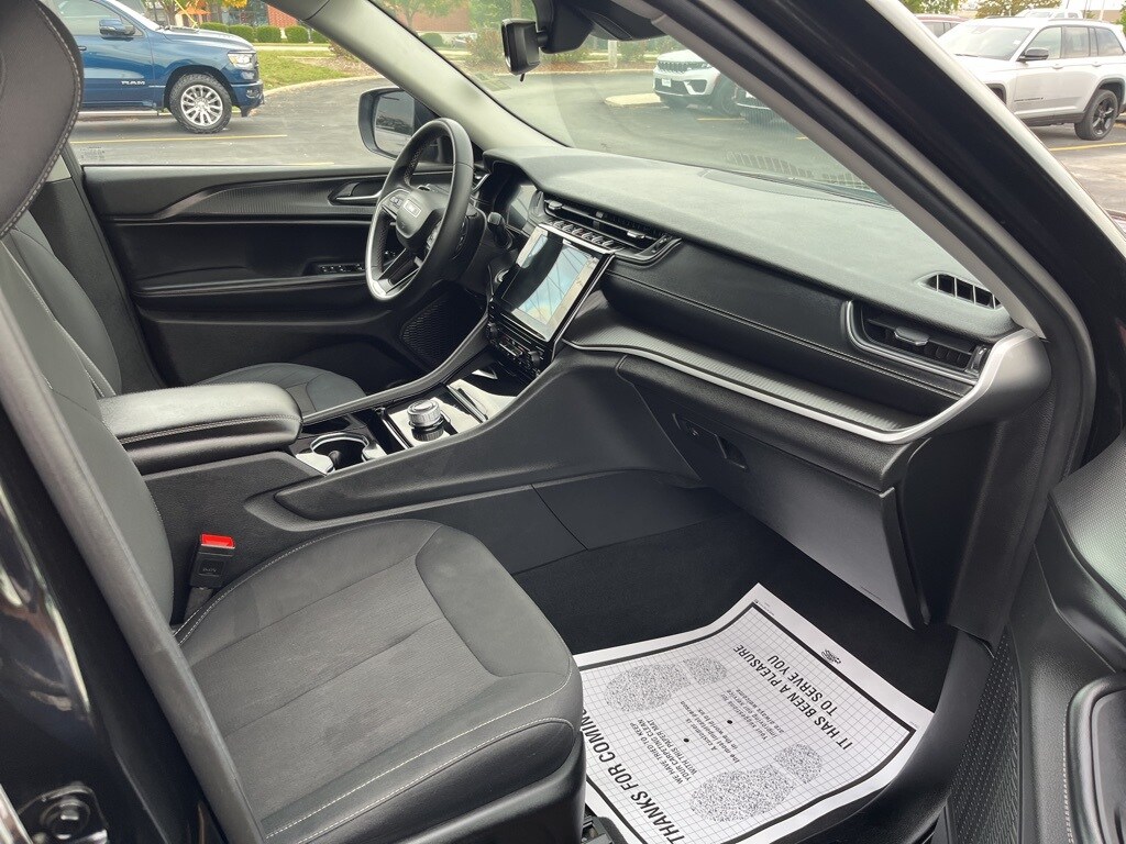 2023 Jeep Grand Cherokee Laredo Altitude photo 3
