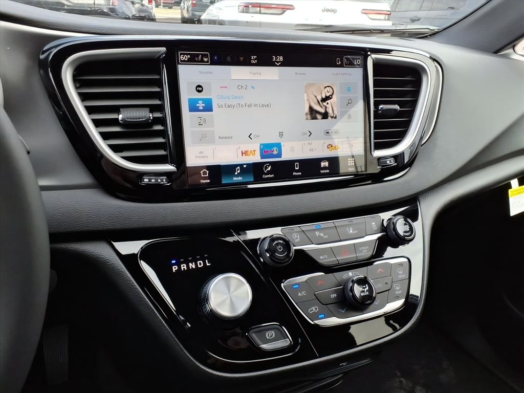 2026 Chrysler Voyager LX - Photo 20