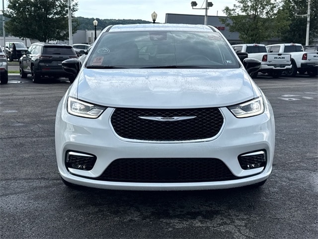 Used 2025 Chrysler Pacifica Select with VIN 2C4RC1BGXSR576766 for sale in Ellwood City, PA