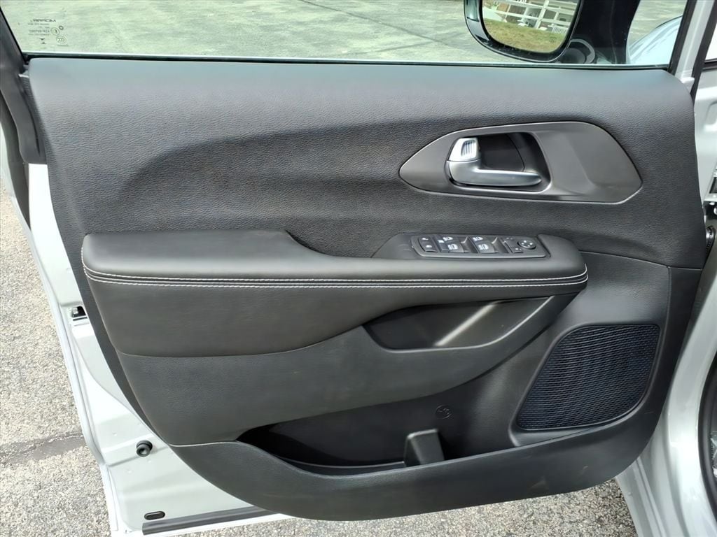 2026 Chrysler Voyager LX - Photo 14