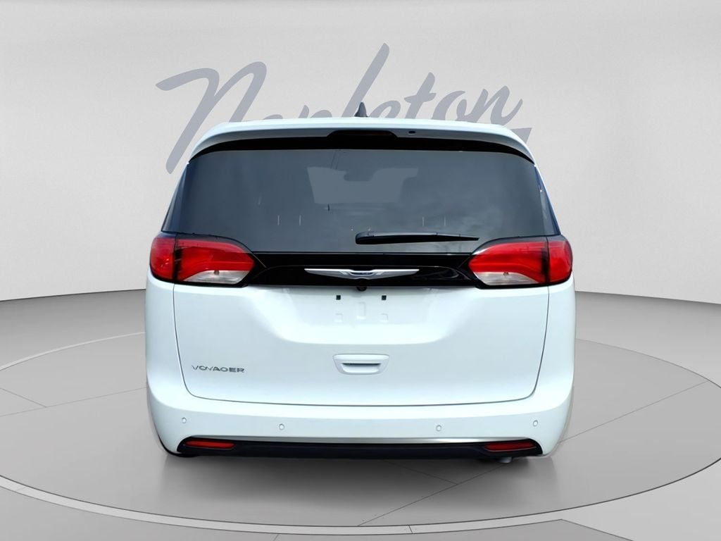 2026 Chrysler Voyager LX - Photo 6