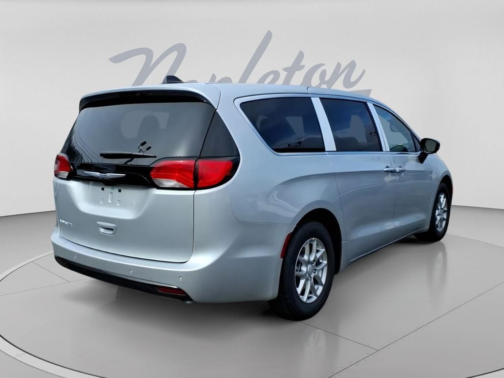2026 Chrysler Voyager LX - Photo 7