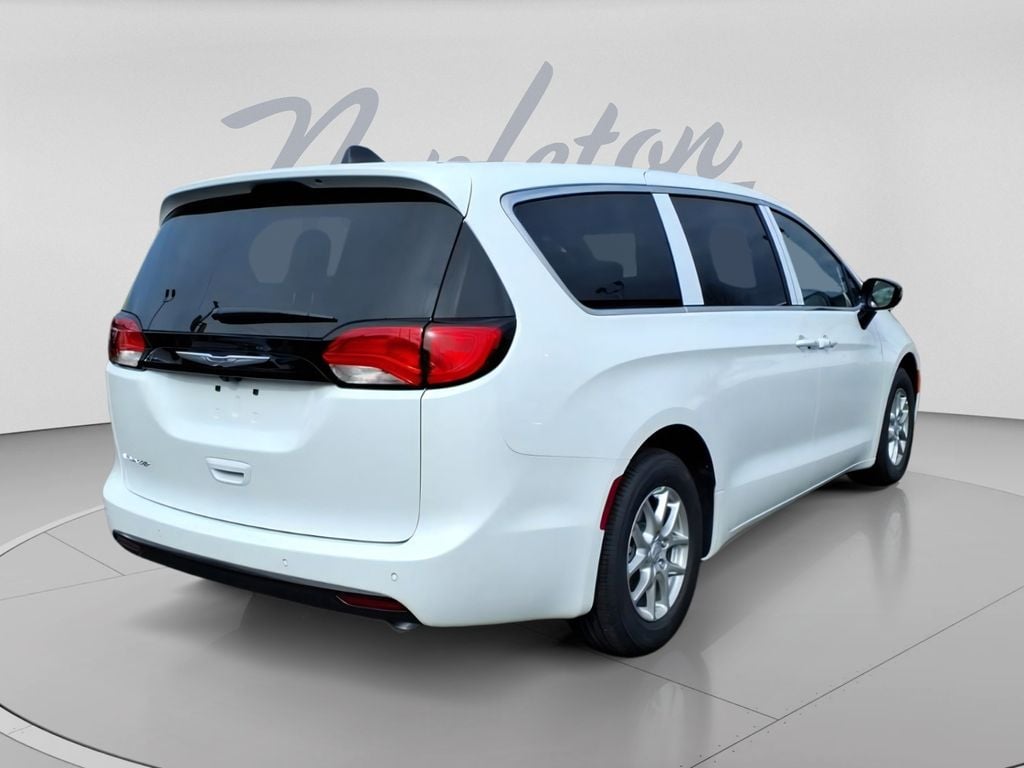 2026 Chrysler Voyager LX - Photo 7