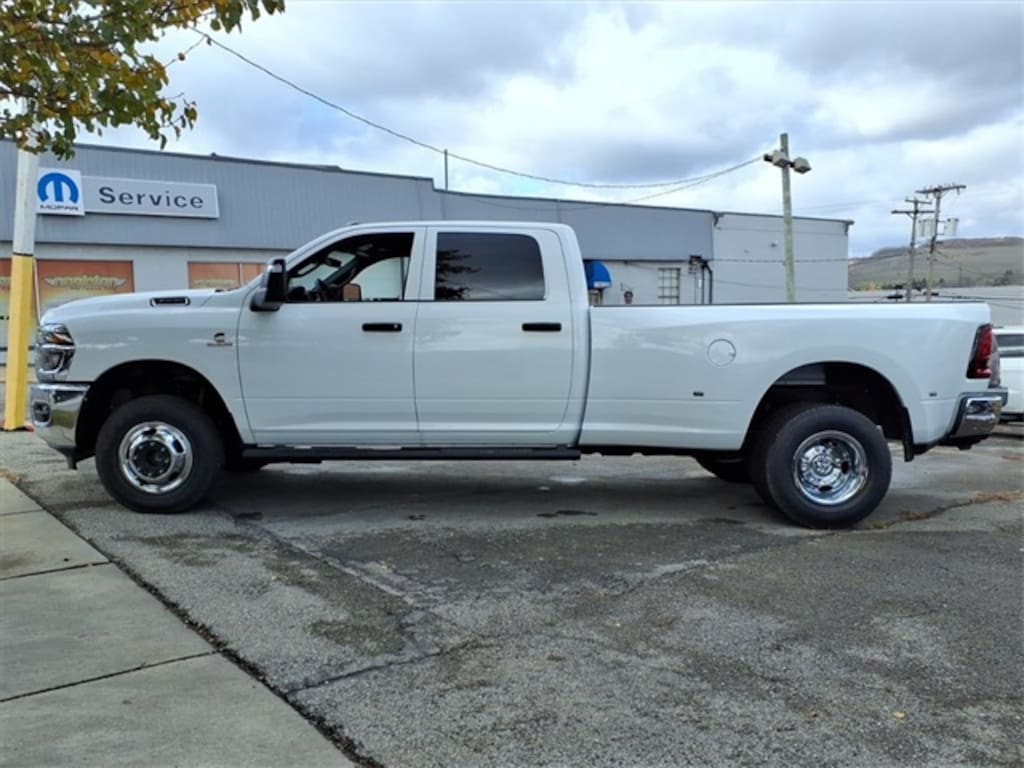 New 2026 Ram 3500 TRADESMAN CREW CAB 4X4 8' BOX Pickup