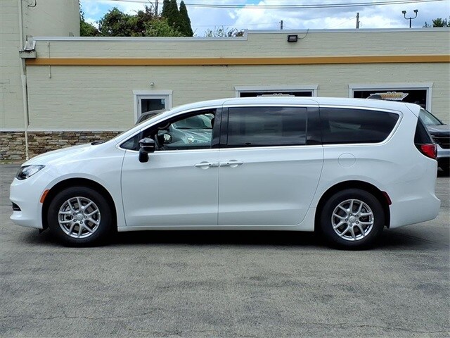 2026 Chrysler Voyager LX photo 4