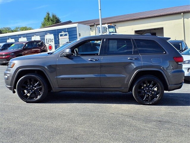 2020 Jeep Grand Cherokee Laredo photo 2