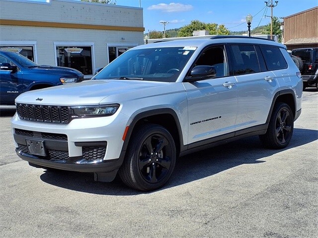 2021 Jeep Grand Cherokee Laredo Altitude photo 3