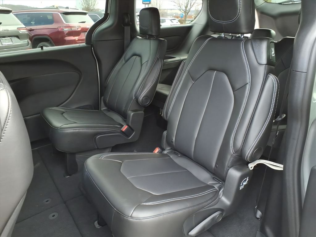 2026 Chrysler Voyager LX - Photo 9