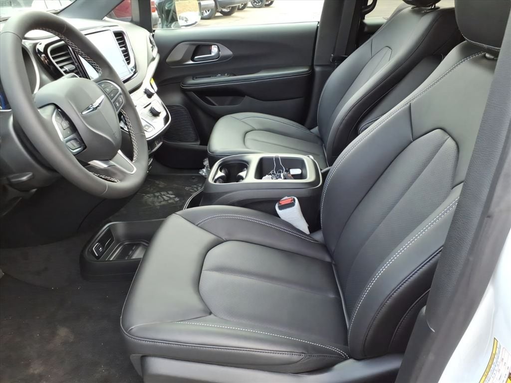 2026 Chrysler Voyager LX - Photo 13