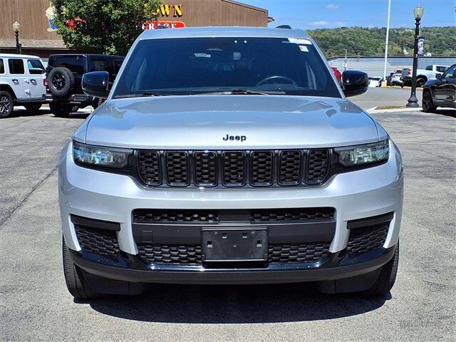 2021 Jeep Grand Cherokee Laredo Altitude photo 2