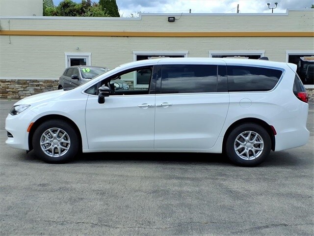 2026 Chrysler Voyager LX photo 4