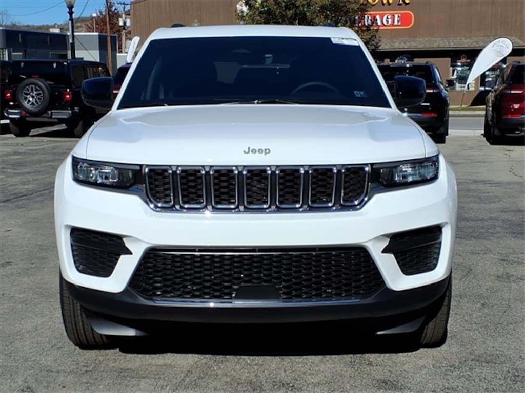 New 2025 Jeep Grand Cherokee LAREDO X 4X4 Sport Utility