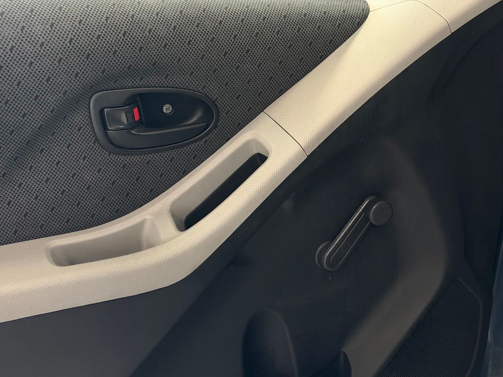 2010 Toyota Yaris Base - Photo 13