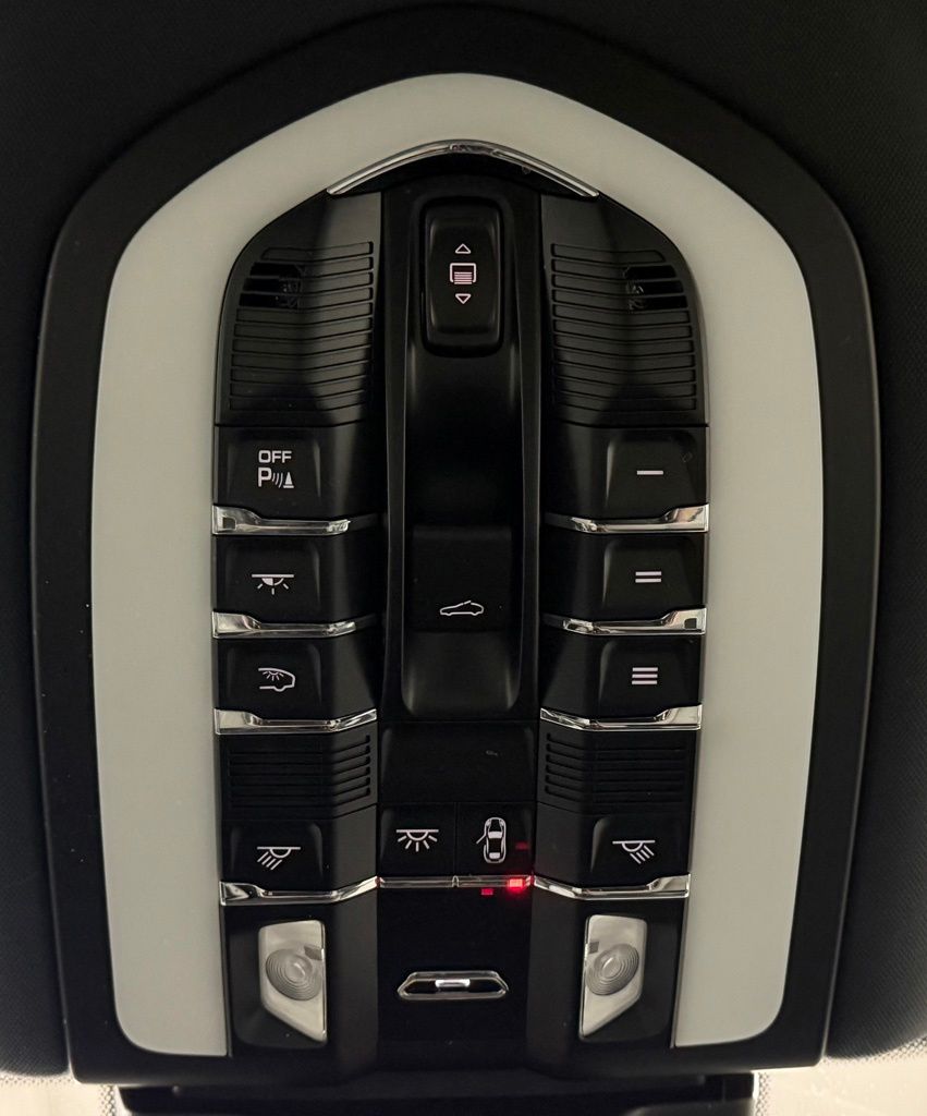 2023 Porsche Macan T - Photo 26