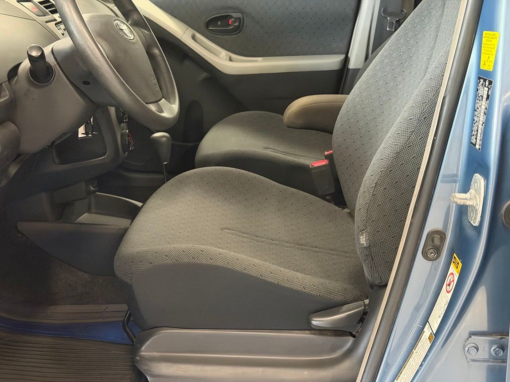2010 Toyota Yaris Base - Photo 12