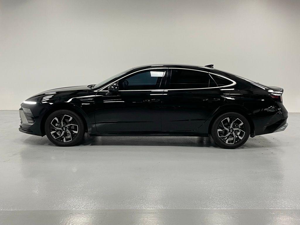 2025 Hyundai Sonata SEL photo 2