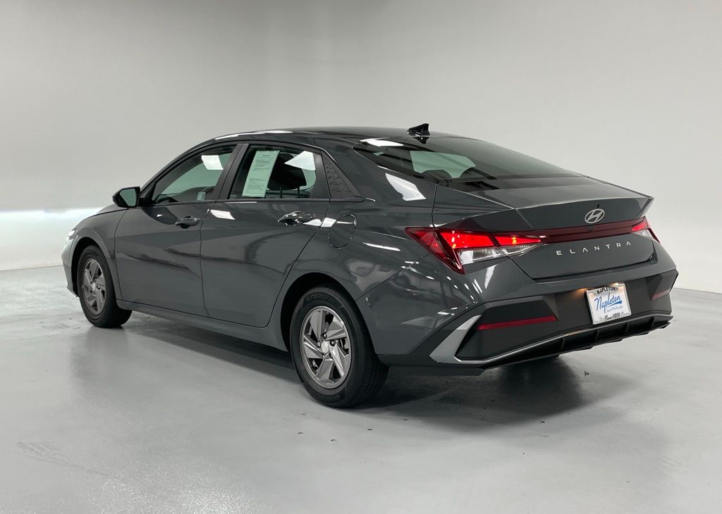 2025 Hyundai Elantra SE photo 3