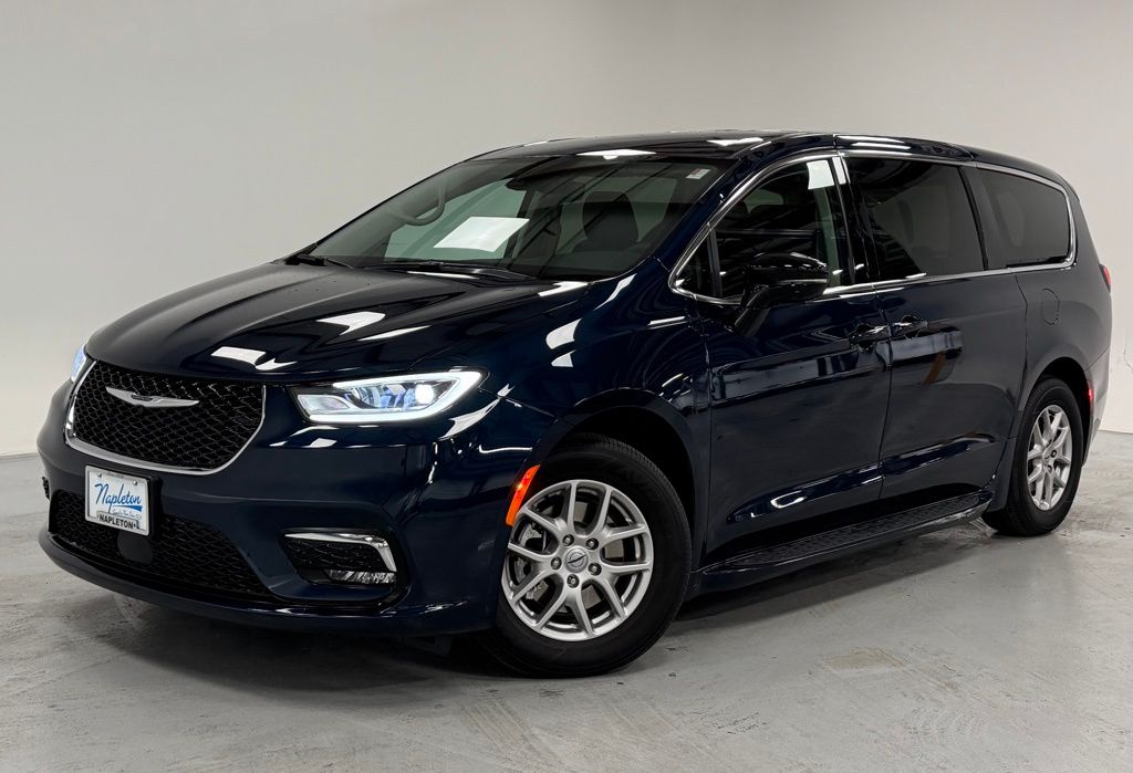 2024 Chrysler Pacifica Touring L's photo