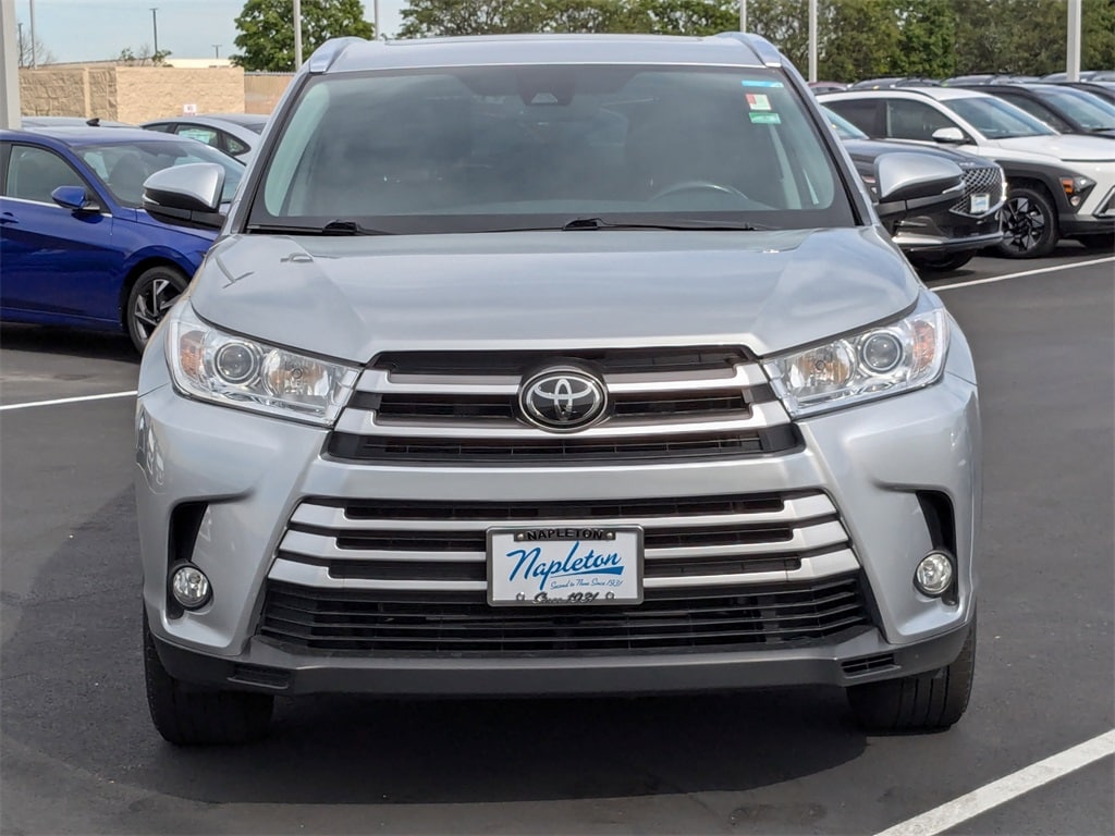 Used 2018 Toyota Highlander XLE with VIN 5TDJZRFH2JS883514 for sale in Aurora, IL