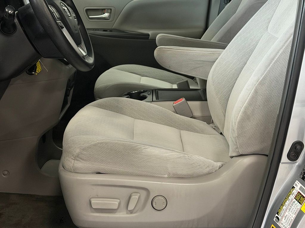 2015 Toyota Sienna LE - Photo 9