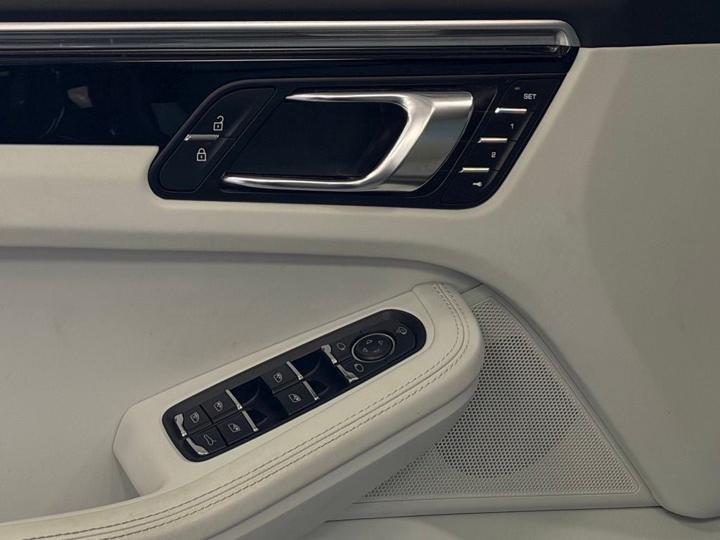 2023 Porsche Macan T - Photo 13
