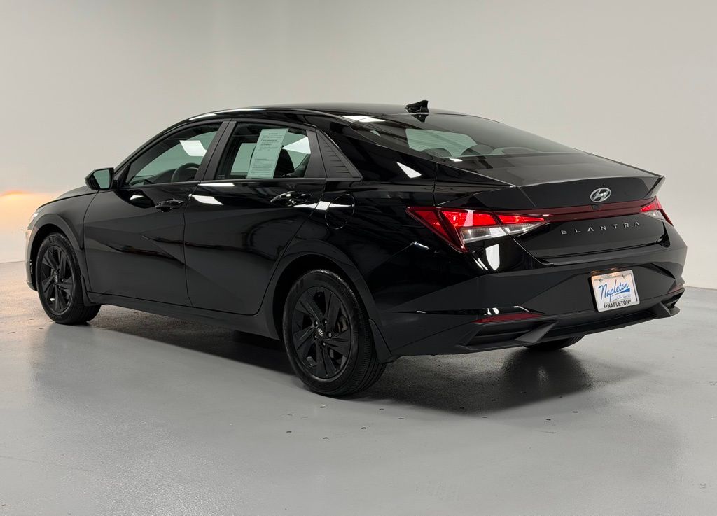 2023 Hyundai Elantra SEL photo 2