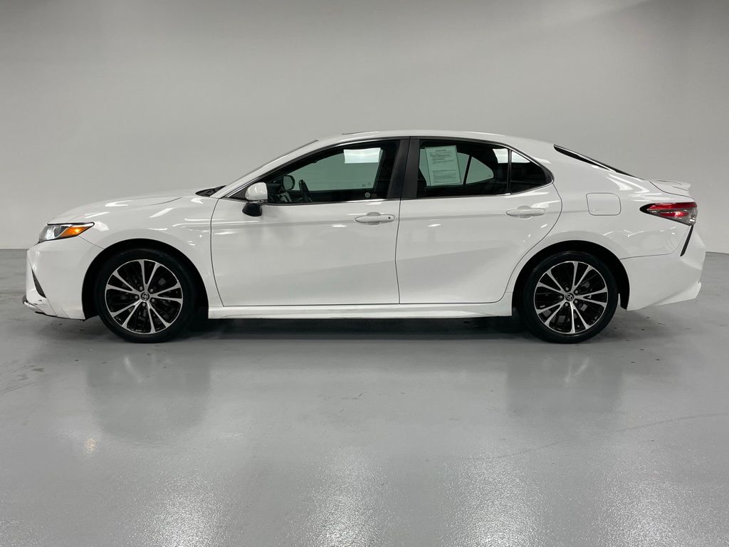Used 2018 Toyota Camry SE with VIN 4T1B11HK5JU667993 for sale in Oakbrook Terrace, IL