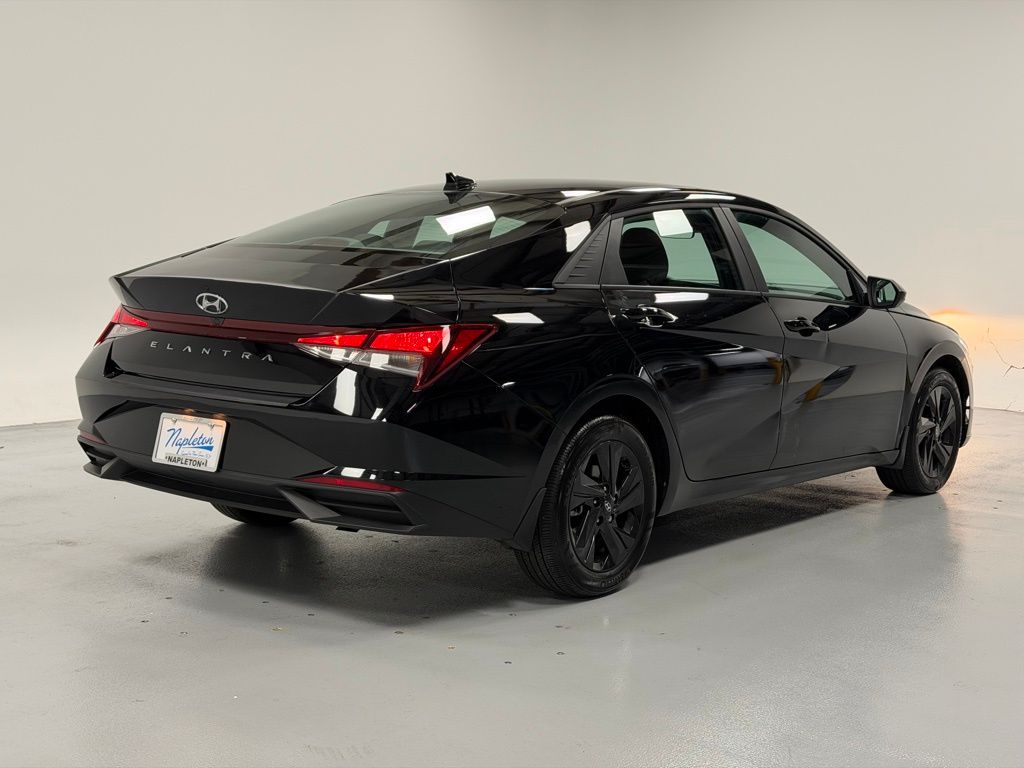 2023 Hyundai Elantra SEL photo 3