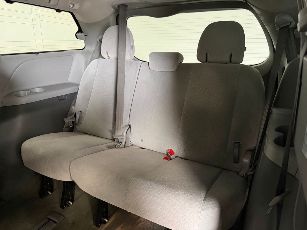 2015 Toyota Sienna LE - Photo 21