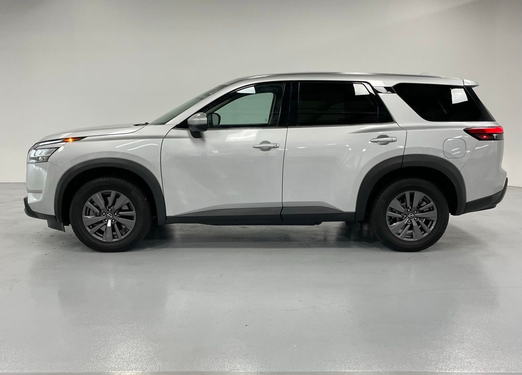 2022 Nissan Pathfinder S photo 2