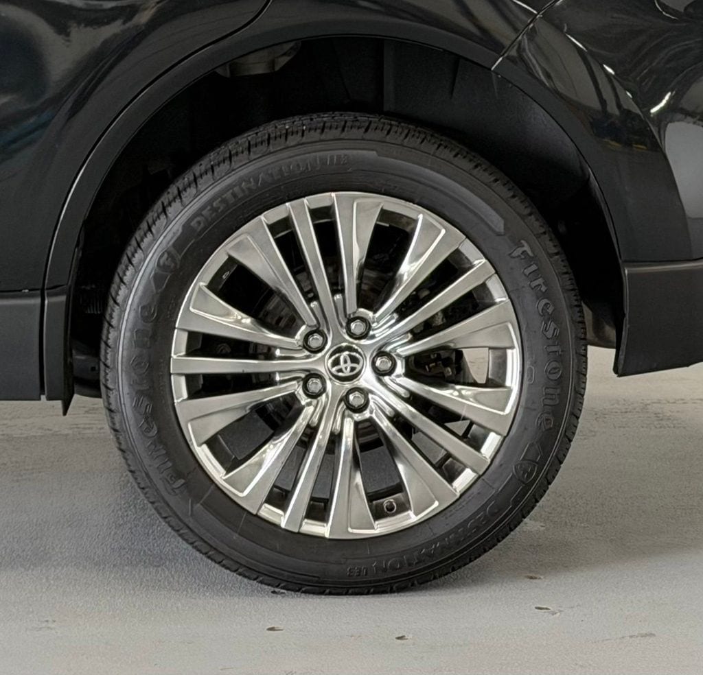 2024 Toyota Venza XLE - Photo 8