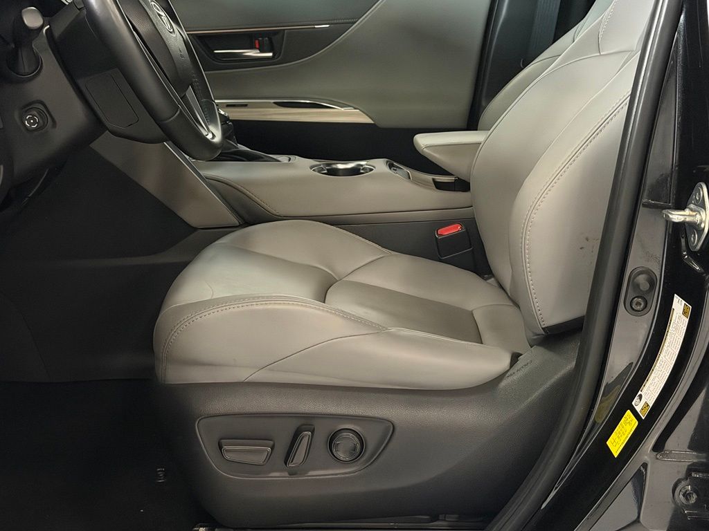 2024 Toyota Venza XLE - Photo 12