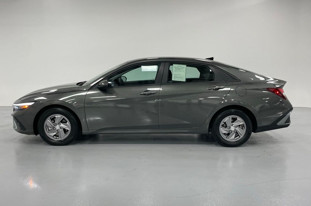 2024 Hyundai Elantra SE photo 2