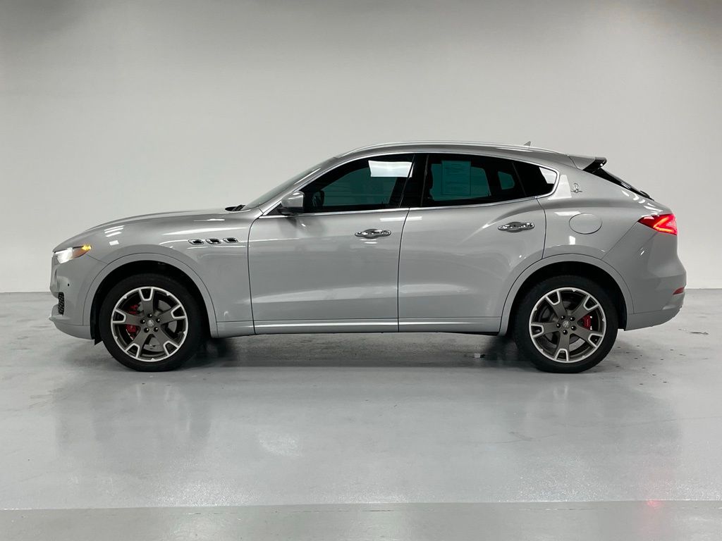 2017 Maserati Levante Base photo 2