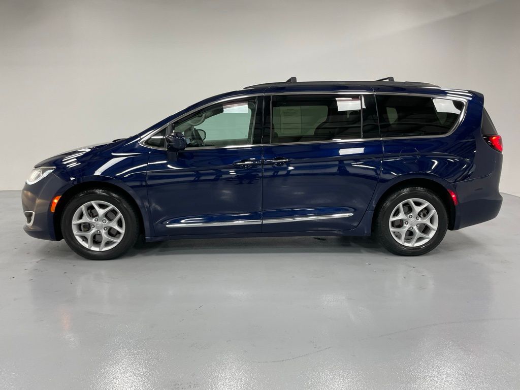 2017 Chrysler Pacifica Touring L photo 2