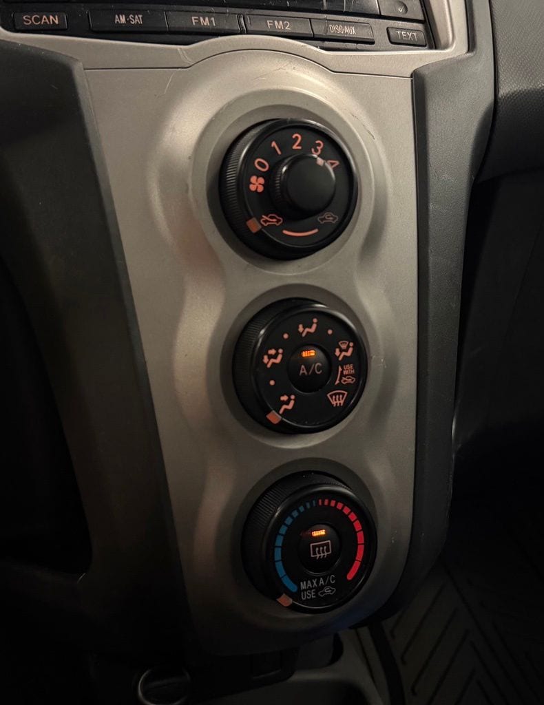 2010 Toyota Yaris Base - Photo 19