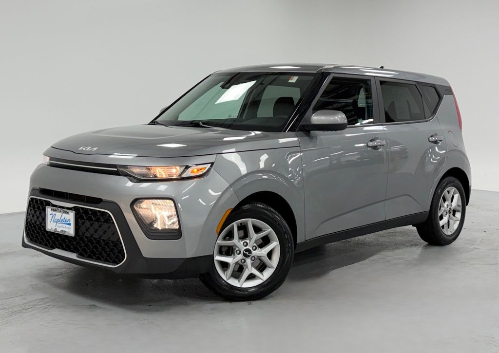 2022 Kia Soul LX's photo