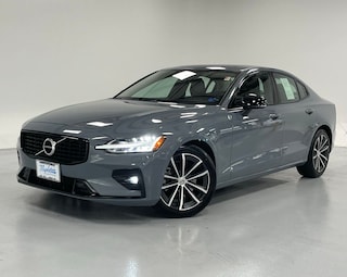 2022 Volvo S60 B5 AWD Momentum Sedan