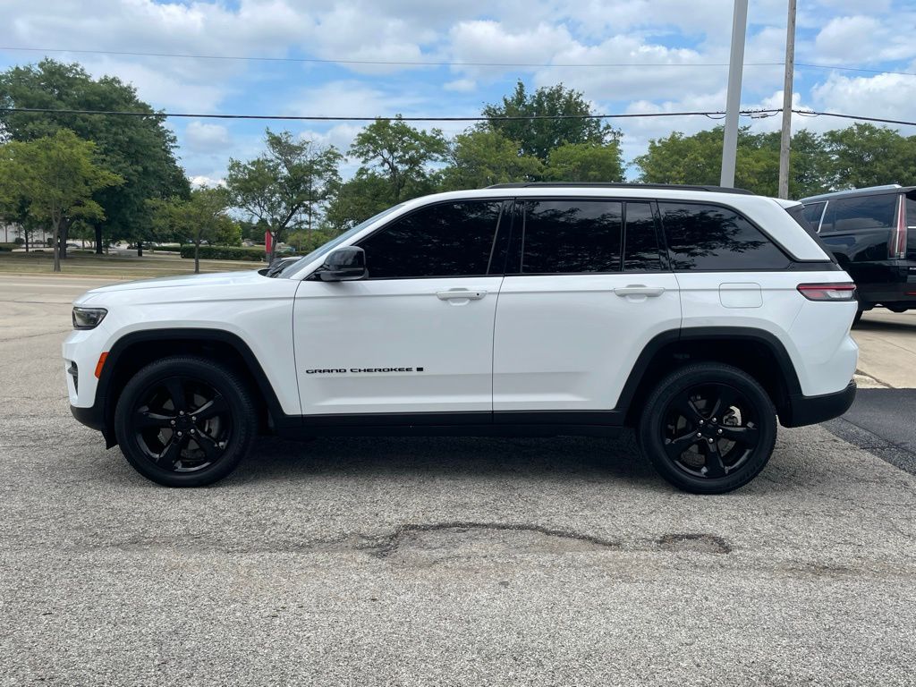 2023 Jeep Grand Cherokee Laredo Altitude X photo 2