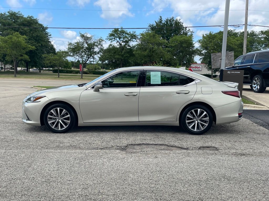 2021 Lexus ES 300h photo 2