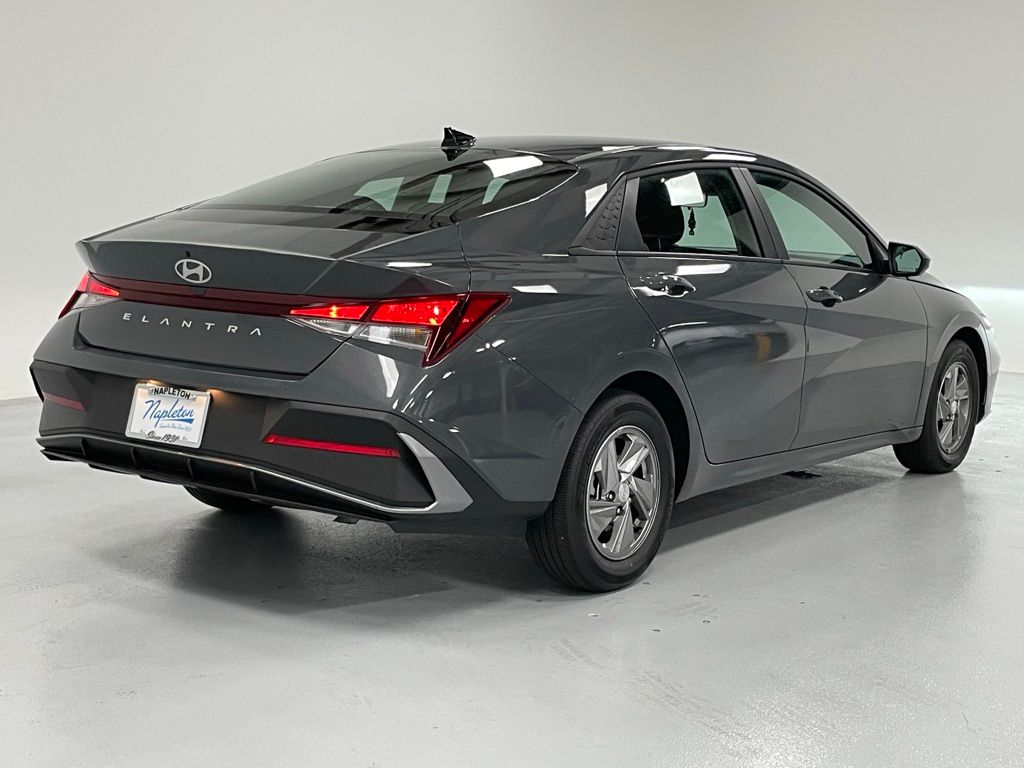 2025 Hyundai Elantra SE photo 4