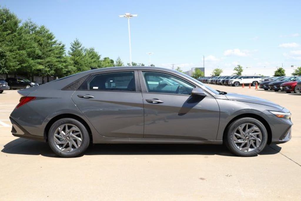 Used 2025 Hyundai Elantra Hybrid Blue Sedan