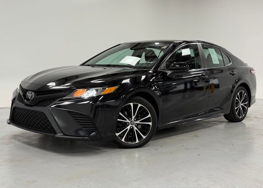 2020 Toyota Camry SE's photo