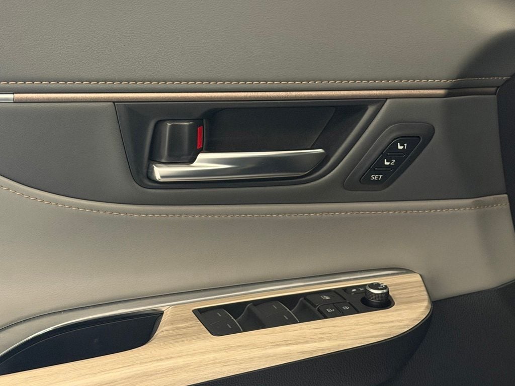 2024 Toyota Venza XLE - Photo 13