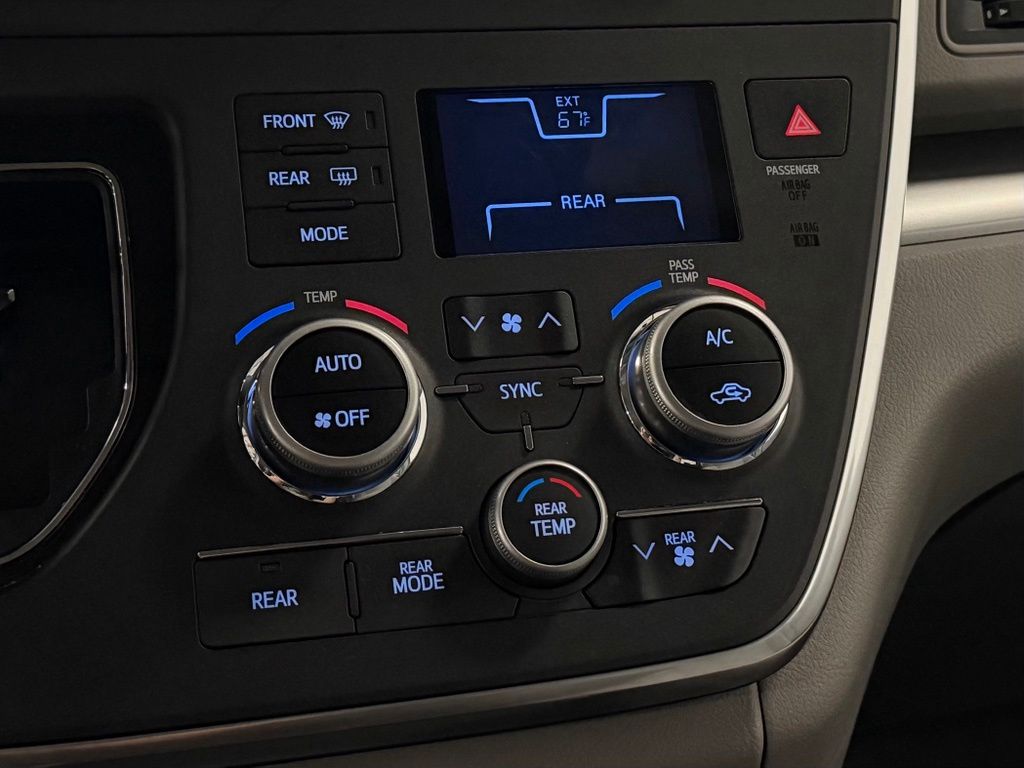 2015 Toyota Sienna LE - Photo 18