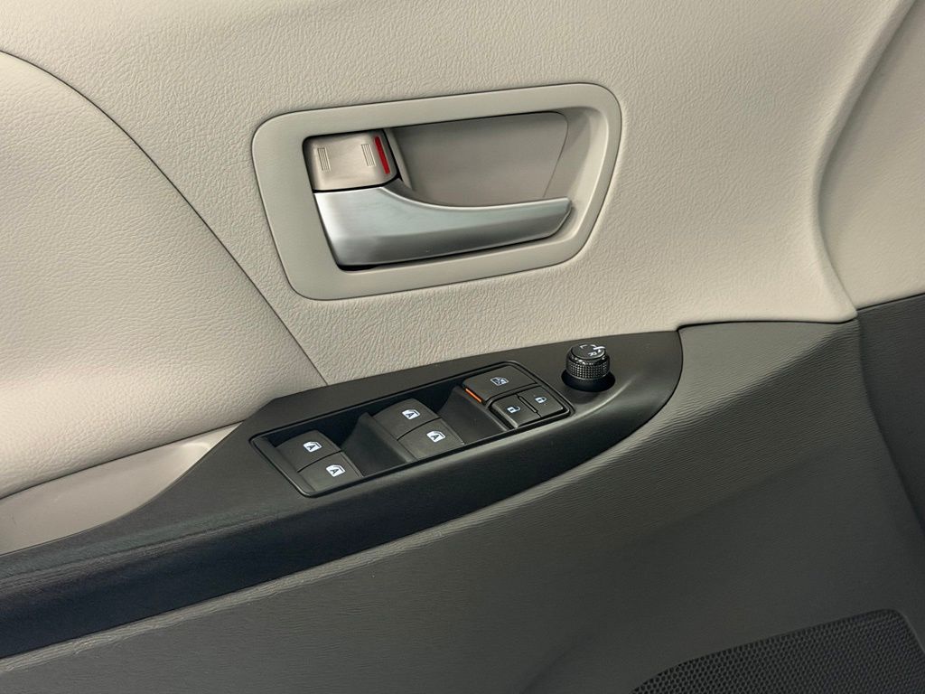 2015 Toyota Sienna LE - Photo 11